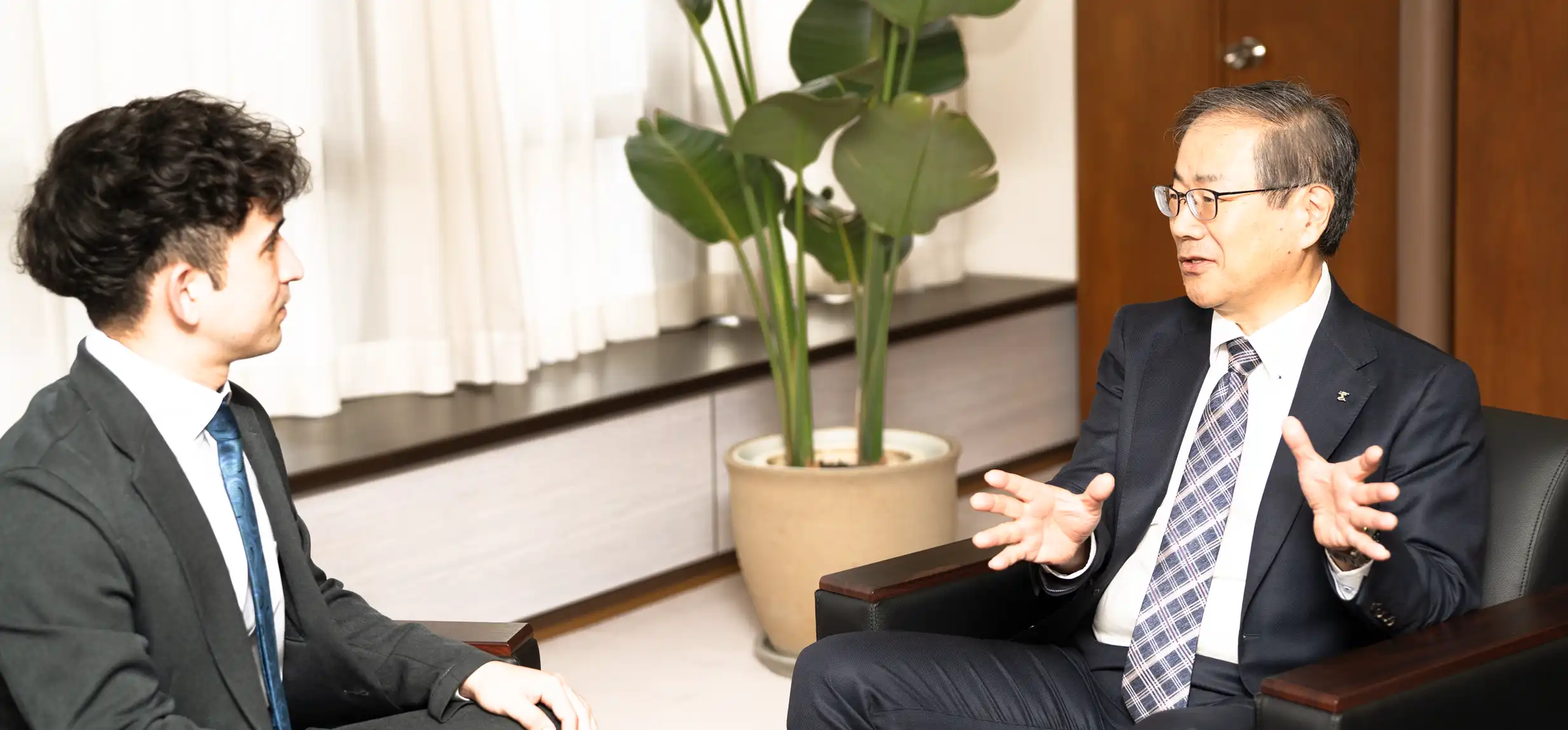 Professional padel player Leon Aurelius Taira and Shikibo Co., Ltd. discuss the co-creation of sports and business