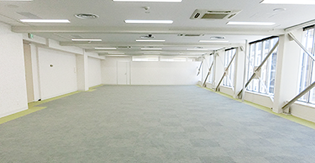 大きな窓がある開放的な空間。会議や展示会に適したシキボウホール7階中ホール（B）