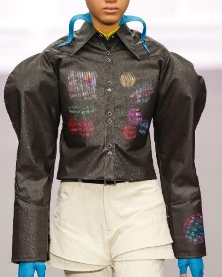 AZEKを使用したAUTUMN/WINTER 2026-27コレクションのルック（LED表現）