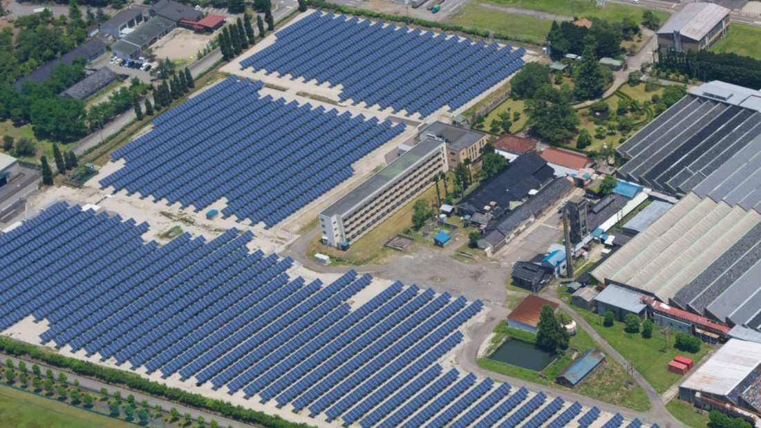 富山工場の太陽光発電設備（空撮）