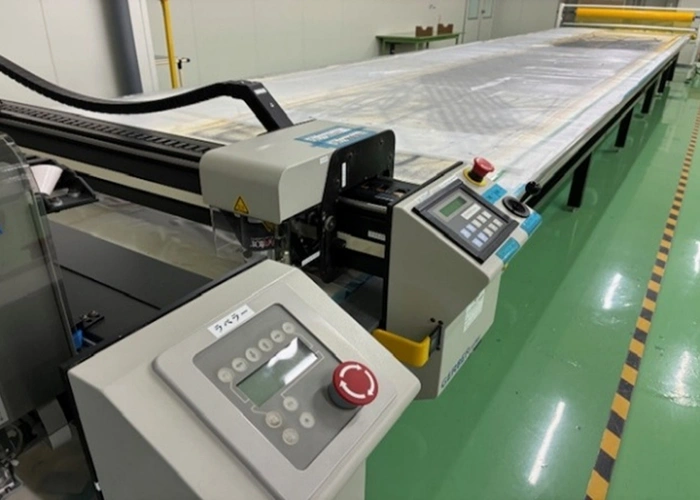 複合材シート自動裁断機